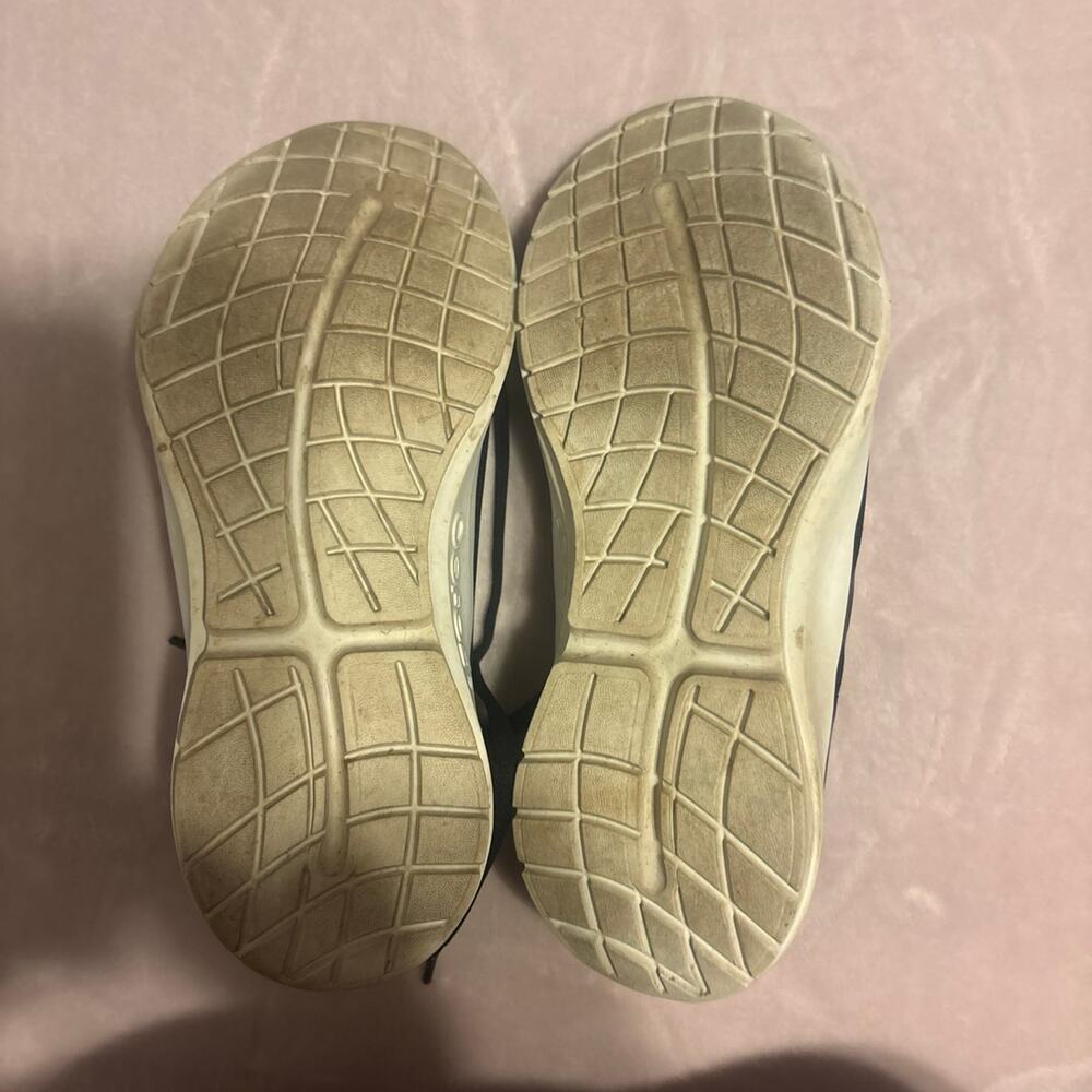 OOFOS Shoes - Picture 3 of 4